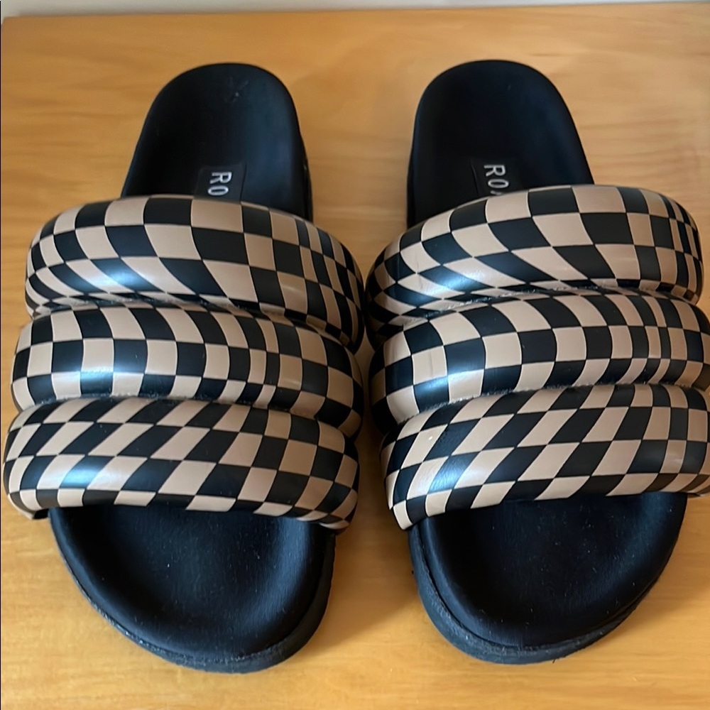 ROAM Wavy Check Puffy Slide Sandals
Size 8
EUC